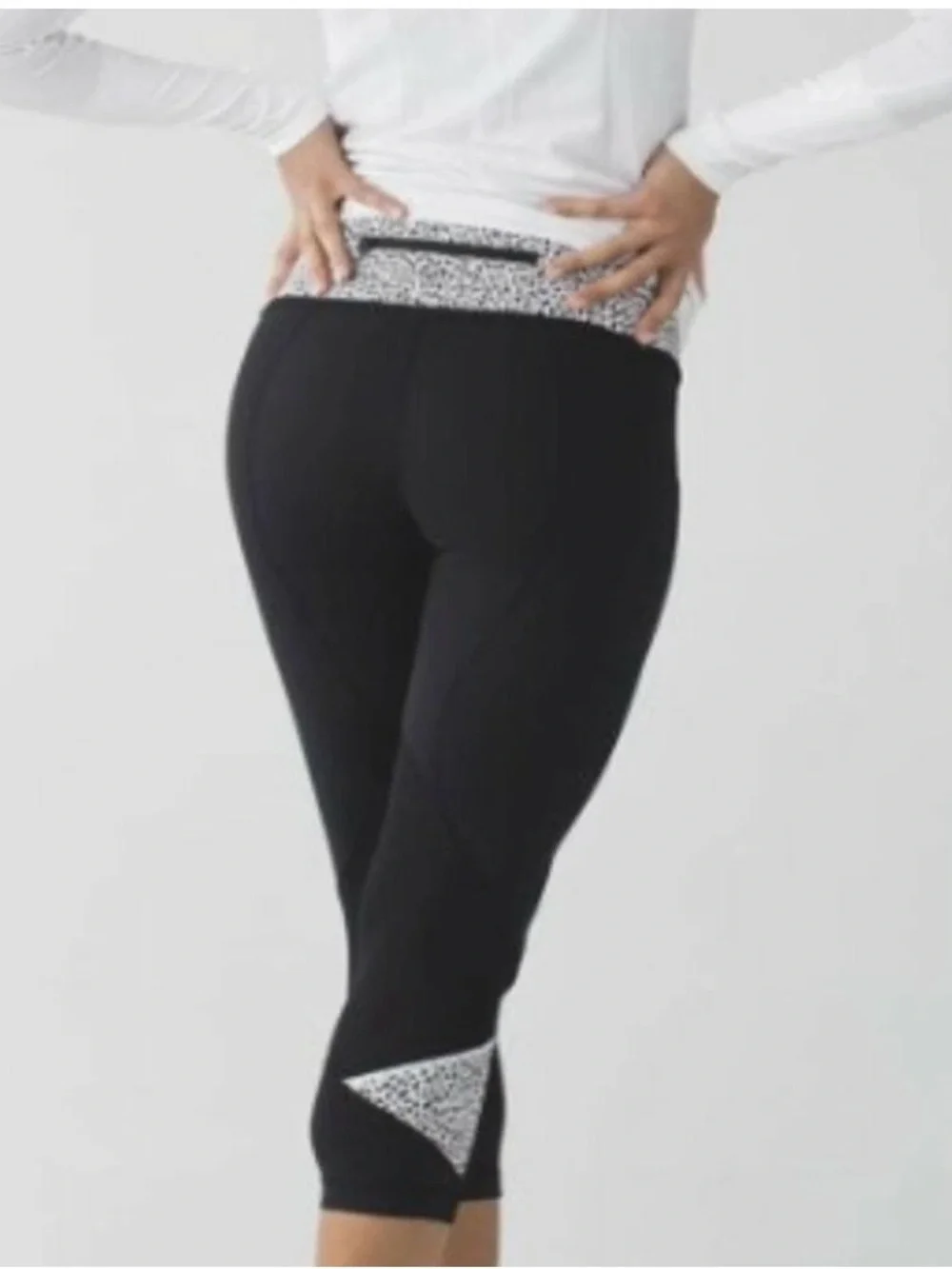 lululemon athletica Black Capri leggings size 6